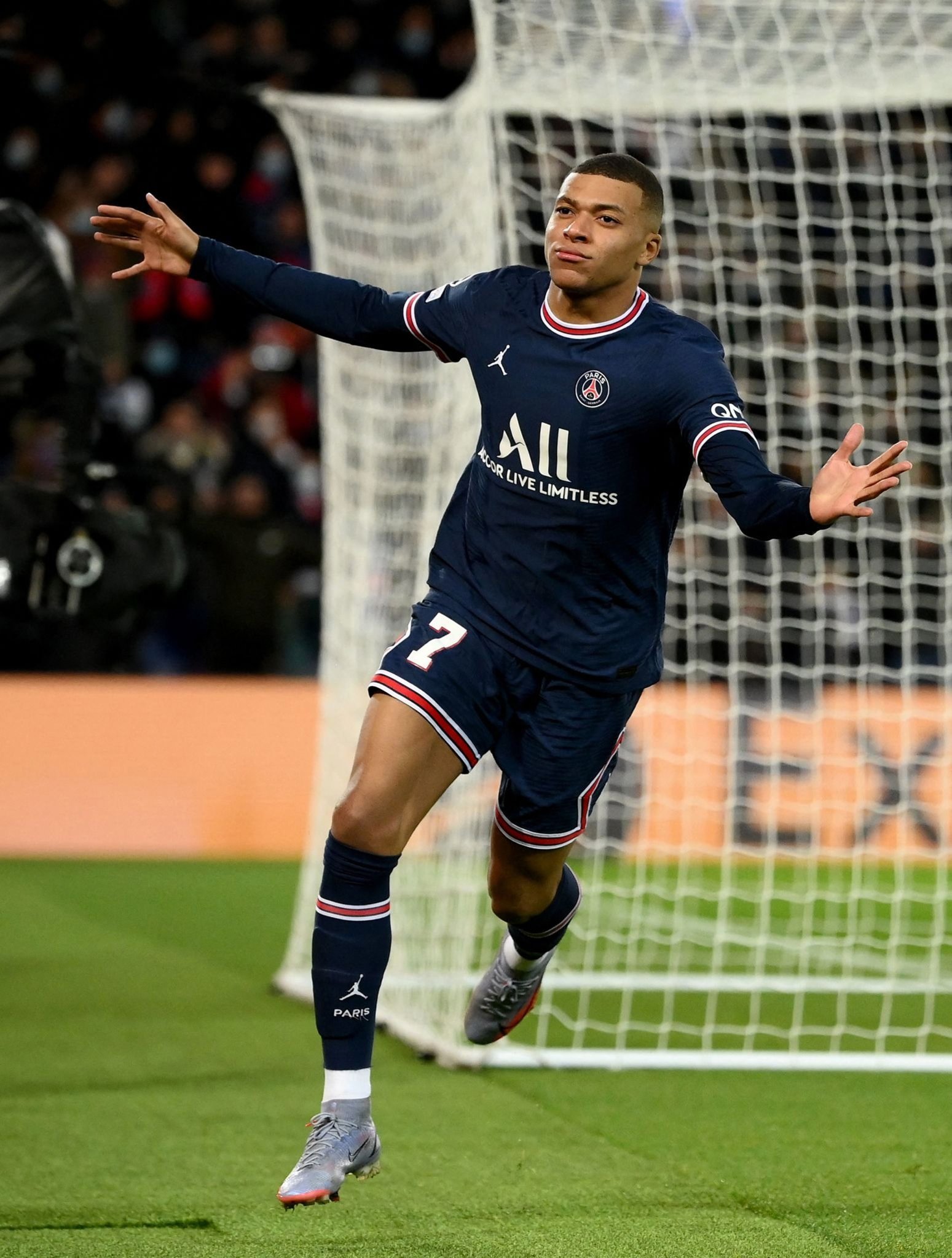 C罗亚冠二级联赛首秀，仅8000多人观战