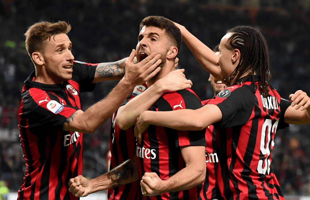 彻底爆发！勇士全队强烈抗议裁判，库里遭对手恶劣犯规怒不可遏