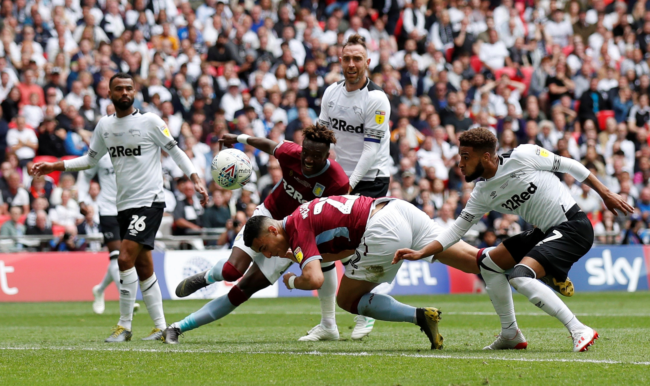 [德甲]拜仁前场任意球 奥利塞主罚轰入近角